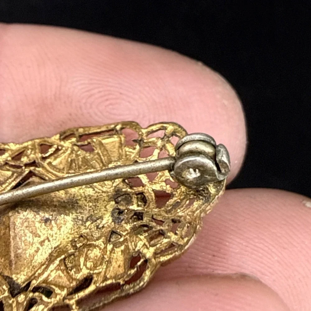 Vintage Gold Tone Flower Theme Brooch READ